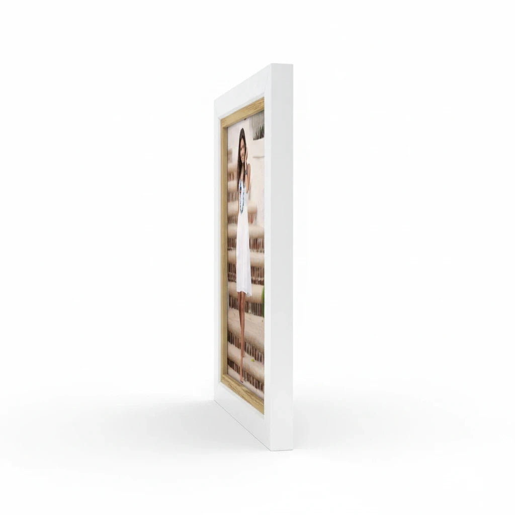 Cornice portafoto da tavolo FotoGrafica in legno bianco con design elegante e moderno, vista laterale.