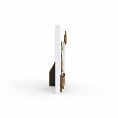 Cornice da tavolo FotoGrafica in legno bianco con scritta decorativa, vista laterale su sfondo bianco