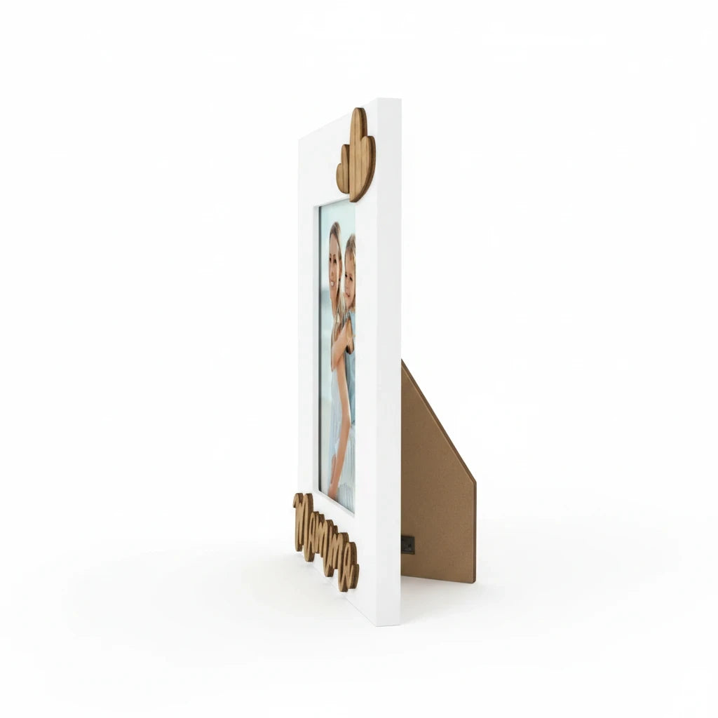 Cornice da tavolo FotoGrafica in legno bianco con scritta decorativa e dettagli in legno naturale, vista laterale