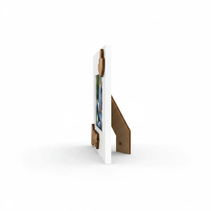 Cornice da tavolo FotoGrafica in legno bianco con scritta decorativa, vista laterale su supporto