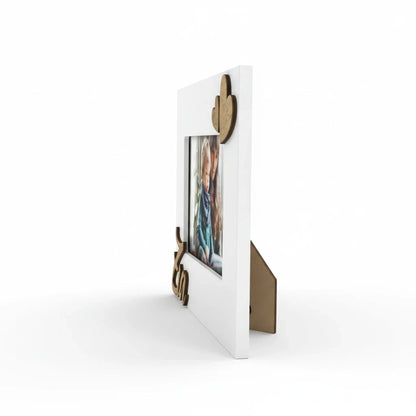 Cornice da tavolo FotoGrafica in legno bianco con scritta decorativa e cuori, vista laterale su sfondo bianco