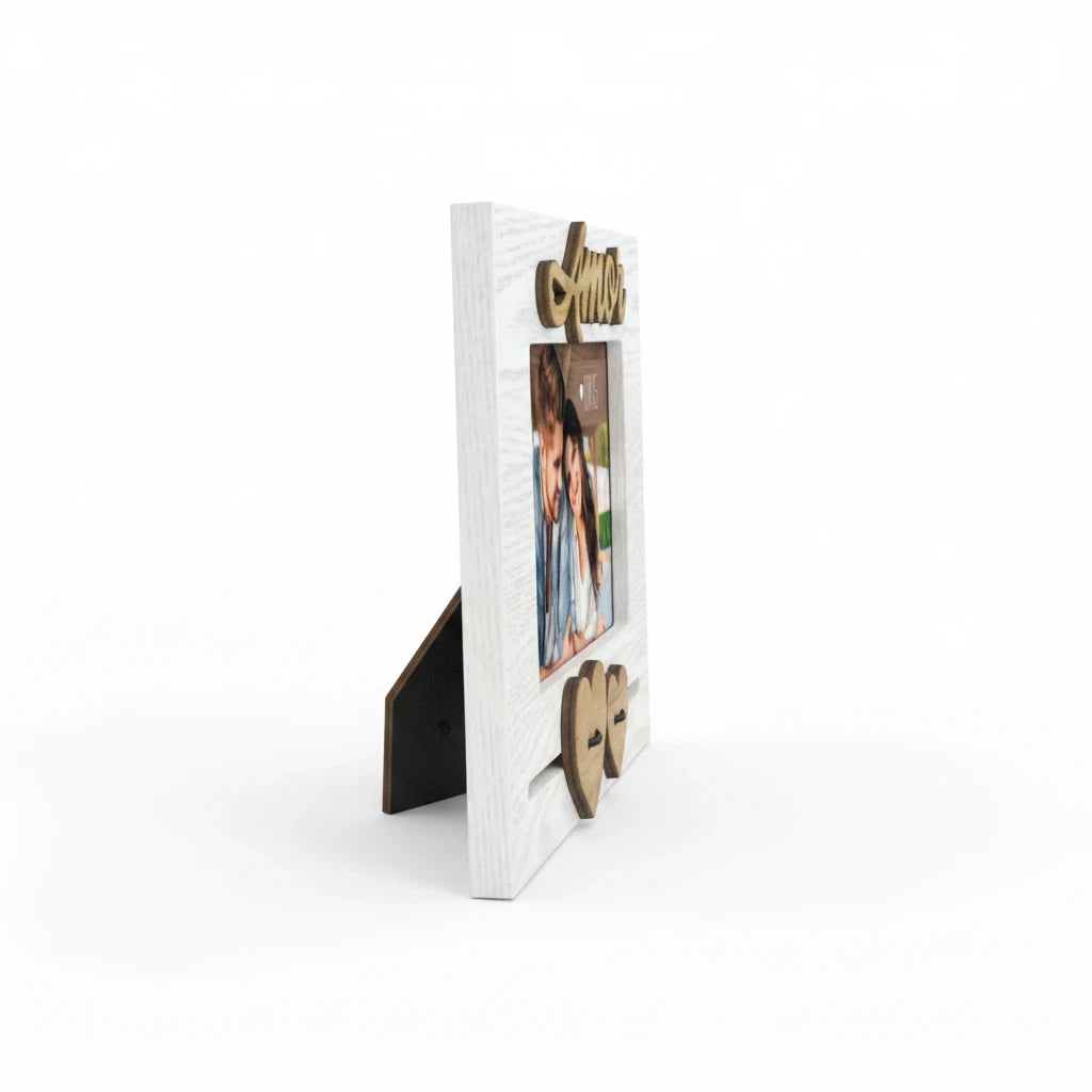 Cornice da tavolo FotoGrafica in legno bianco con scritta Love e decorazioni a cuore, vista laterale