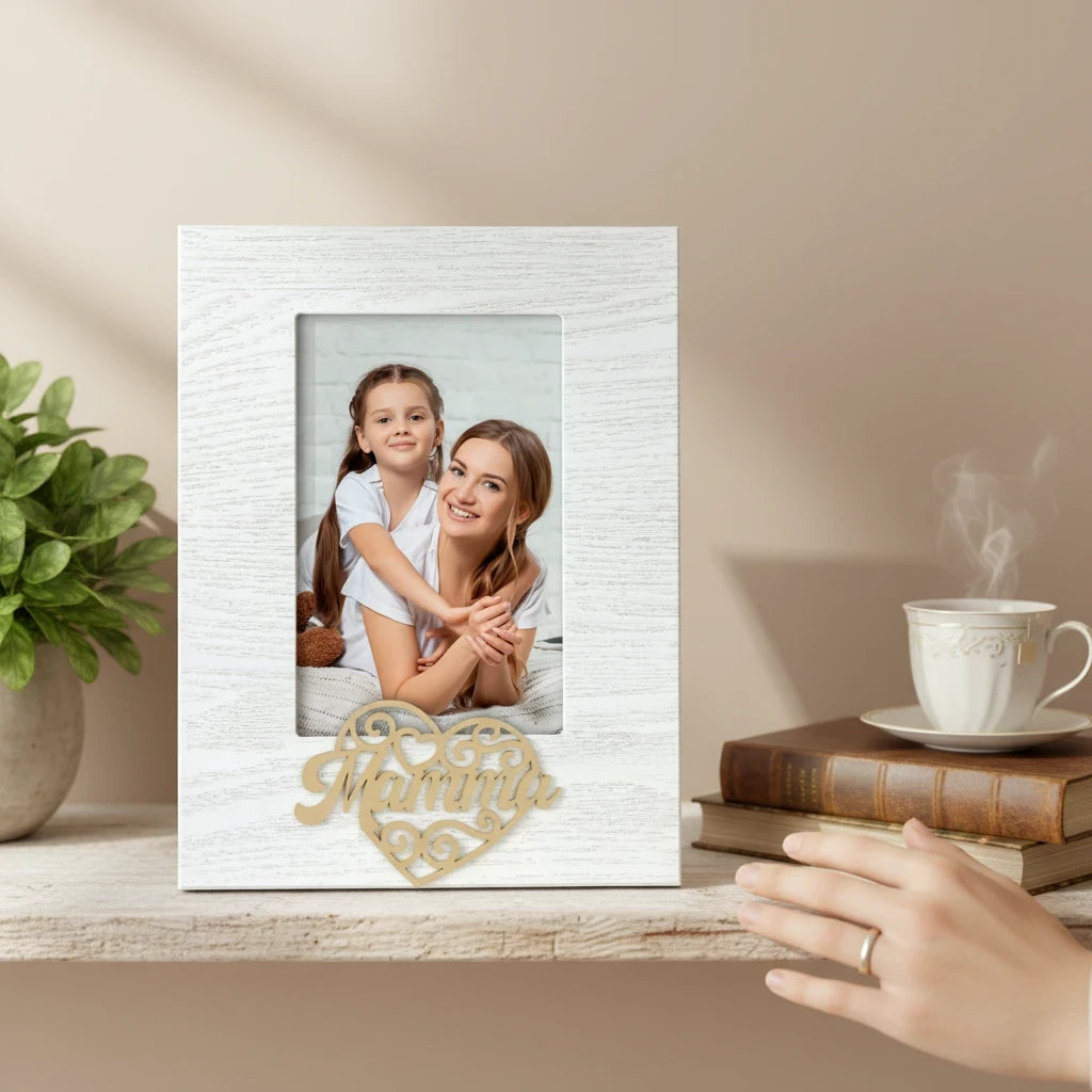 Cornice da tavolo FotoGrafica in legno bianco con decorazione a cuore e scritta Mamma, ideale per foto di famiglia