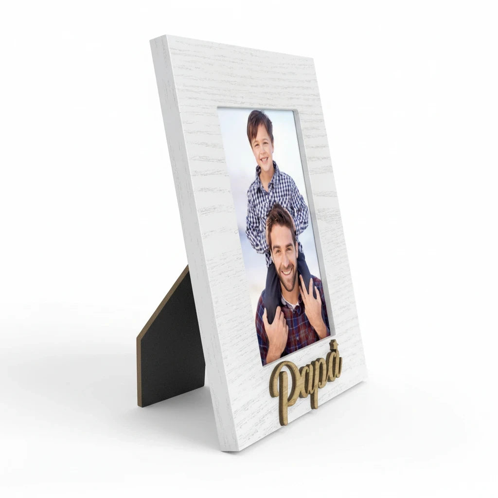 Cornice da tavolo FotoGrafica in legno bianco con scritta Papà, ideale per foto di famiglia su sfondo bianco.