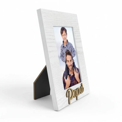 Cornice da tavolo FotoGrafica in legno bianco con scritta Papà, ideale per foto di famiglia su sfondo bianco.
