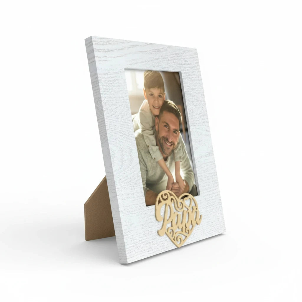 Cornice da tavolo FotoGrafica in legno bianco con decorazione a cuore e scritta Papà, ideale per foto di famiglia.