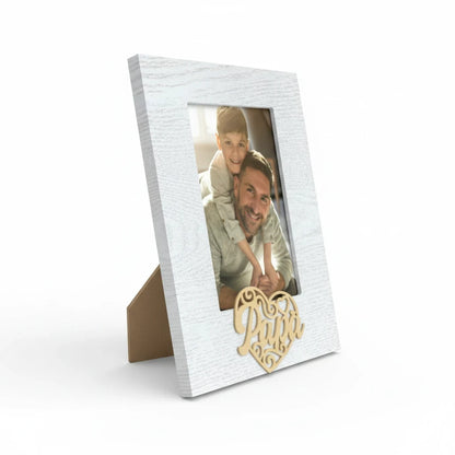 Cornice da tavolo FotoGrafica in legno bianco con decorazione a cuore e scritta Papà, ideale per foto di famiglia.