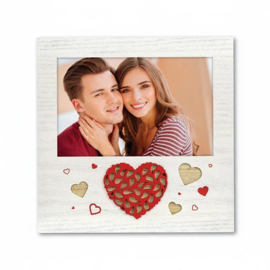 Cornice da tavolo FotoGrafica in legno bianco con decorazioni a cuore rosse e intagli romantici per foto di coppia