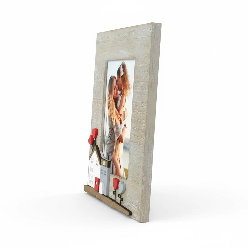 Cornice da tavolo FotoGrafica in legno chiaro con decorazioni a forma di casette e cuori rossi, vista laterale