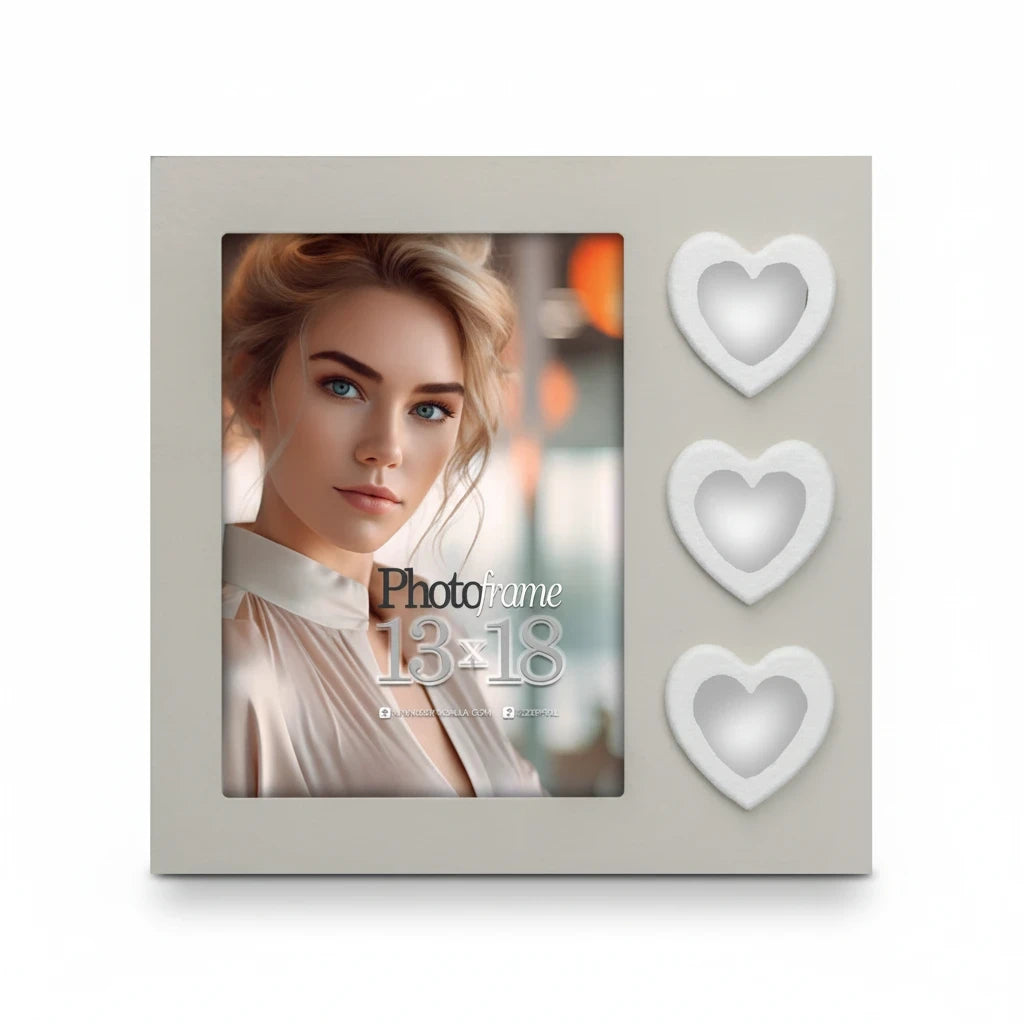 Cornice da tavolo FotoGrafica in legno color tortora con tre decorazioni a forma di cuore bianco per foto 13x18