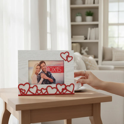 Cornice da tavolo FotoGrafica in legno bianco con decorazioni a cuori rossi per foto 10x15 cm