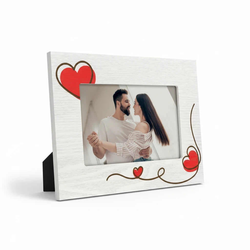 Cornice da tavolo FotoGrafica in legno bianco con cuori rossi decorativi e foto di coppia romantica