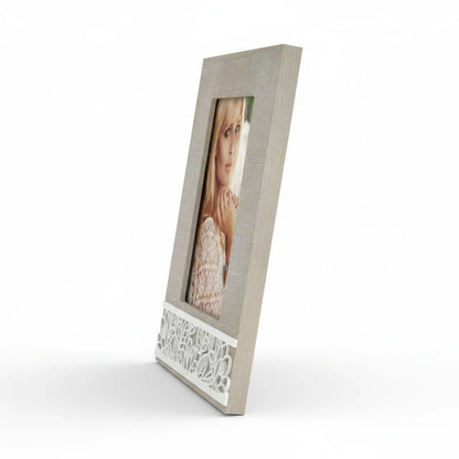 Cornice portafoto da tavolo FotoGrafica in legno effetto decapato con decoro floreale bianco intagliato
