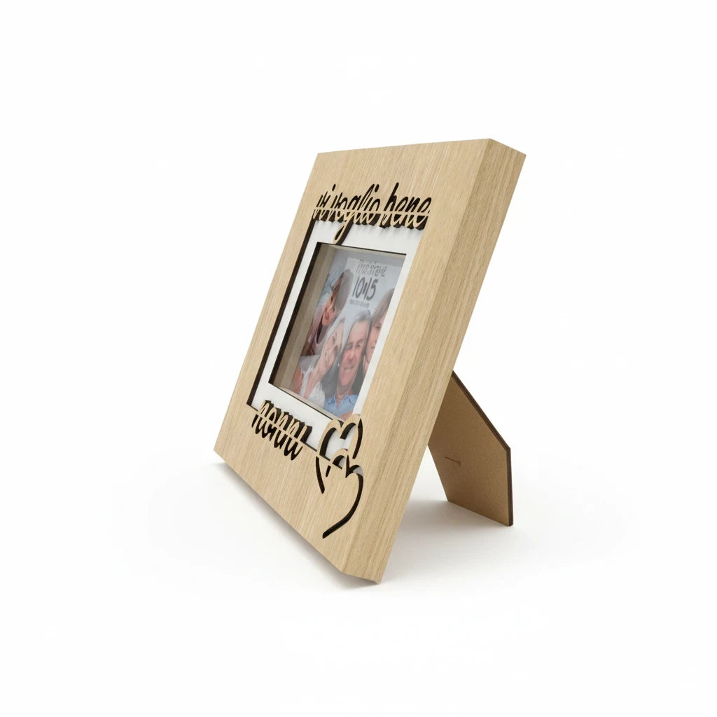 Cornice da tavolo FotoGrafica in legno chiaro con scritta decorativa e cuori, ideale per foto di famiglia 10x15 cm.