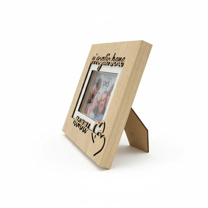 Cornice da tavolo FotoGrafica in legno chiaro con scritta decorativa e cuori, ideale per foto di famiglia 10x15 cm.