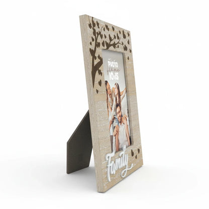 Cornice da tavolo FotoGrafica in legno chiaro con decoro ad albero, cuori e scritta Family, formato 10x15 cm.