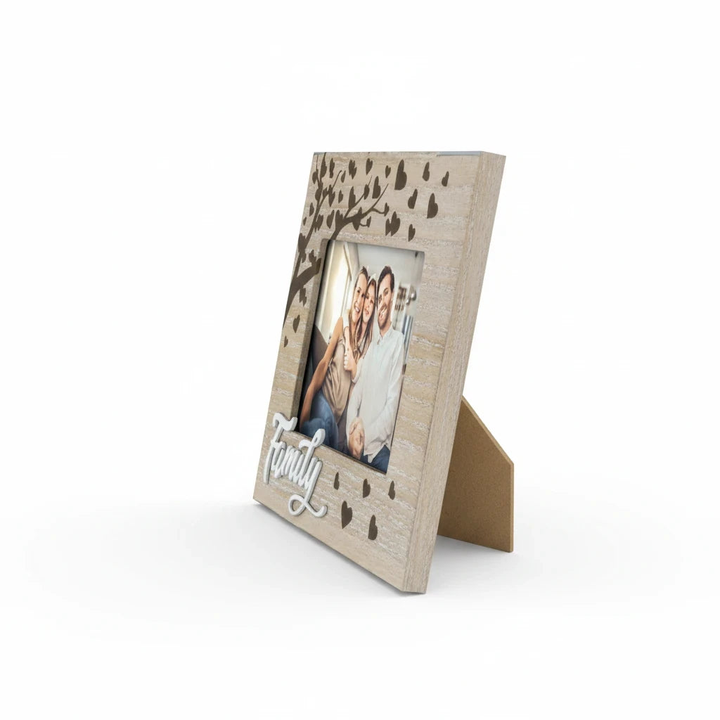 Cornice da tavolo FotoGrafica in legno chiaro con decoro a cuori e scritta Family, ideale per foto di famiglia.