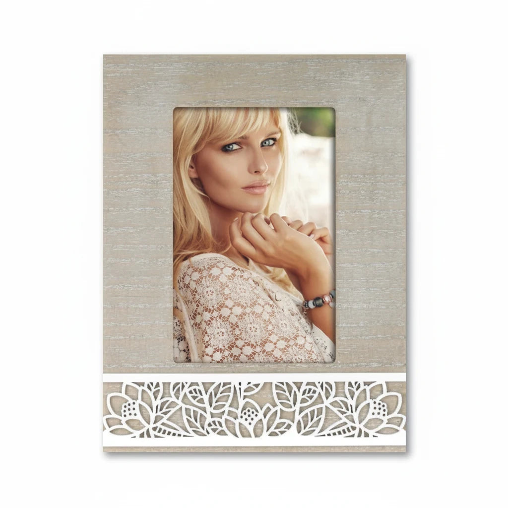 Cornice portafoto da tavolo FotoGrafica in legno effetto decapato con decoro floreale bianco intagliato