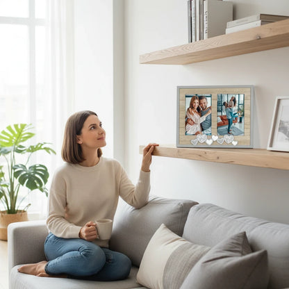 Cornice da tavolo FotoGrafica in legno con scritta Love e cuori decorativi su mensola in un soggiorno luminoso
