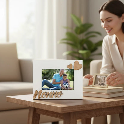 Cornice da tavolo FotoGrafica in legno bianco con scritta Nonno e decorazioni a cuore, ideale per regali familiari.