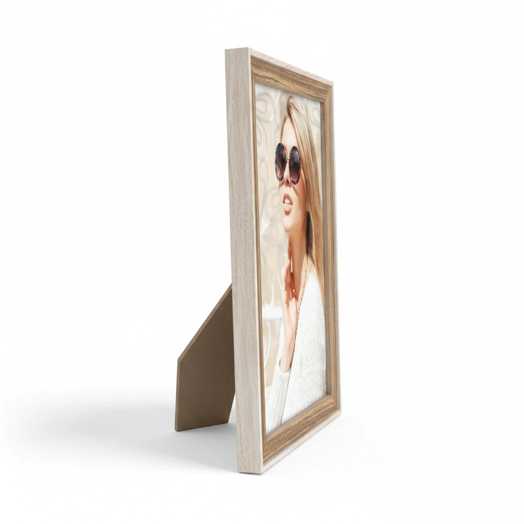 Cornice portafoto da tavolo FotoGrafica in legno chiaro con design elegante, vista laterale su sfondo bianco