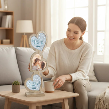 Cornice multifoto FotoGrafica a forma di cuore in legno chiaro, ideale per esporre tre ricordi su un tavolino