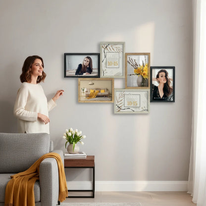 Composizione di cornici multifoto FotoGrafica in finitura silver appese a una parete chiara in un soggiorno moderno