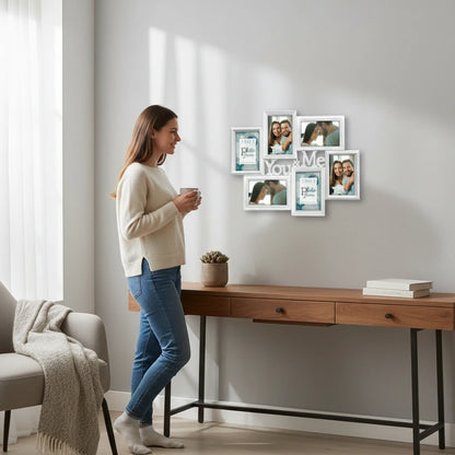 Donna che ammira una cornice multiframe bianca FotoGrafica con foto di coppia appesa in un soggiorno luminoso