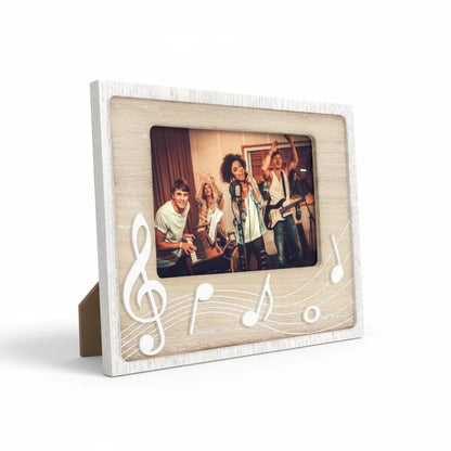 Cornice portafoto FotoGrafica a tema musicale con decorazioni di note bianche su base in legno chiaro per foto 10x15