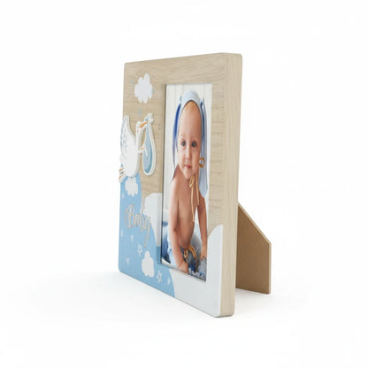 Cornice portafoto FotoGrafica per nascita con cicogna, decorazioni celesti e scritta Baby su legno chiaro