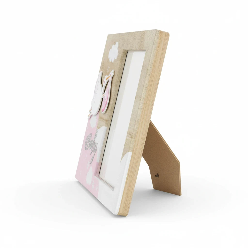 Cornice portafoto FotoGrafica per nascita con cicogna rosa, dettagli glitterati e decorazioni a nuvola su legno.