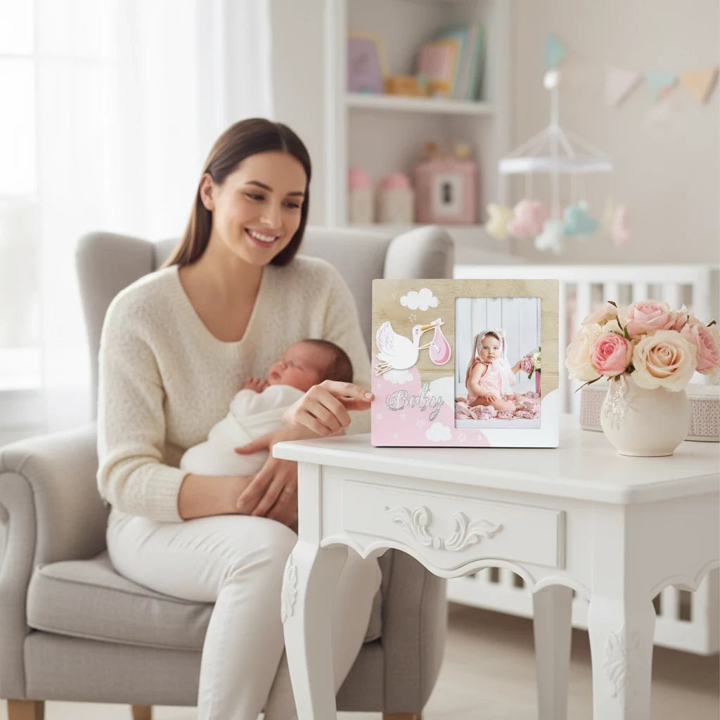 Cornice portafoto FotoGrafica per nascita con decorazione cicogna rosa, ideale per battesimi e regali neonato.