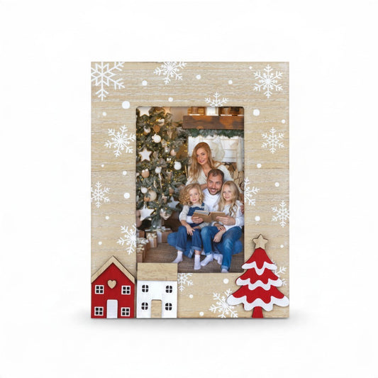 Cornice natalizia da tavolo FotoGrafica in legno con decori a fiocchi di neve, casette e albero per foto 10x15 cm