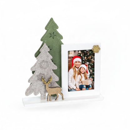 Cornice natalizia da tavolo FotoGrafica in legno bianco con alberi in feltro, renna e decoro a fiocco di neve