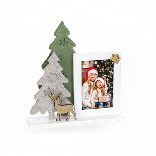 Cornice natalizia da tavolo FotoGrafica in legno bianco con alberi in feltro, renna e decoro a fiocco di neve