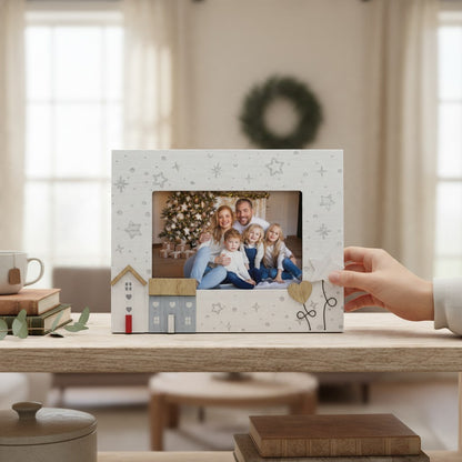 Cornice natalizia da tavolo FotoGrafica in legno bianco con decori a tema, ideale per foto 10x15 cm.