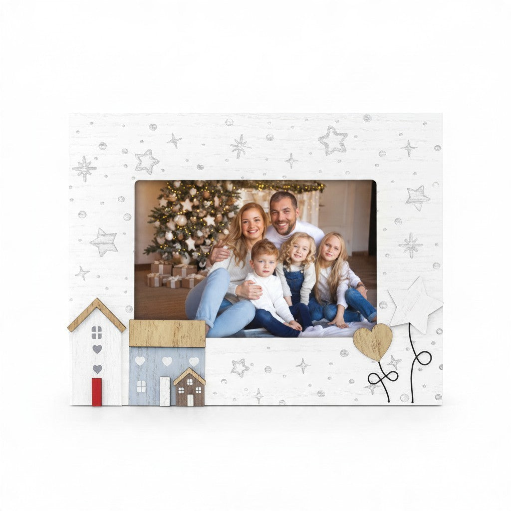 Cornice natalizia da tavolo FotoGrafica in legno bianco con decorazioni a forma di casette, stelle e cuori per foto 10x15