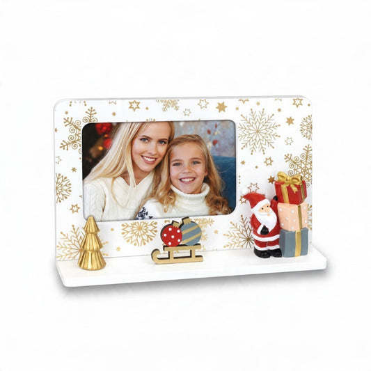 Cornice natalizia da tavolo FotoGrafica in legno bianco con decori dorati, Babbo Natale e regali per foto 10x15 cm