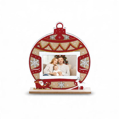 Cornice natalizia da tavolo FotoGrafica in legno a forma di pallina rossa con decorazioni di Babbo Natale e renna