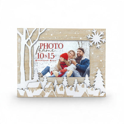 Cornice natalizia da tavolo FotoGrafica Predazzo in legno con decorazioni bianche di alberi, case e fiocchi di neve
