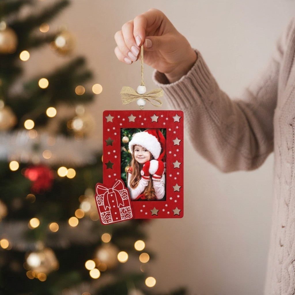 Decorazione natalizia FotoGrafica in legno rosso con cornice portafoto 6x9 cm e decori a forma di stelle e pacco dono