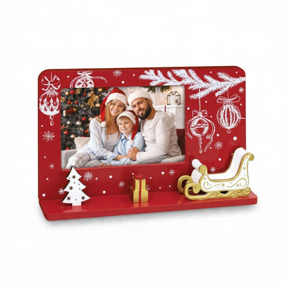 Cornice natalizia da tavolo FotoGrafica in legno rosso con decori bianchi, slitta e spazio per foto 10x15 cm