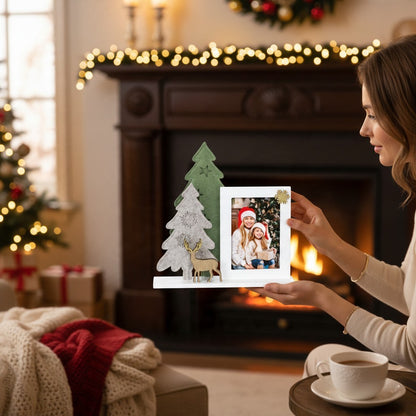 Cornice natalizia da tavolo FotoGrafica in legno con alberi decorativi e renna, ideale per foto 10x15 cm