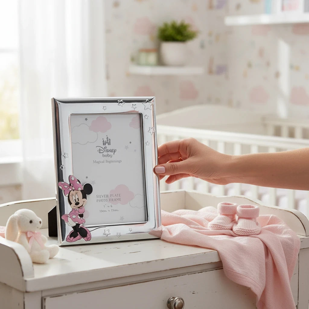 Cornice portafoto FotoGrafica in argento con Minnie Disney, ideale per nascite e battesimi su un comò per bambini.