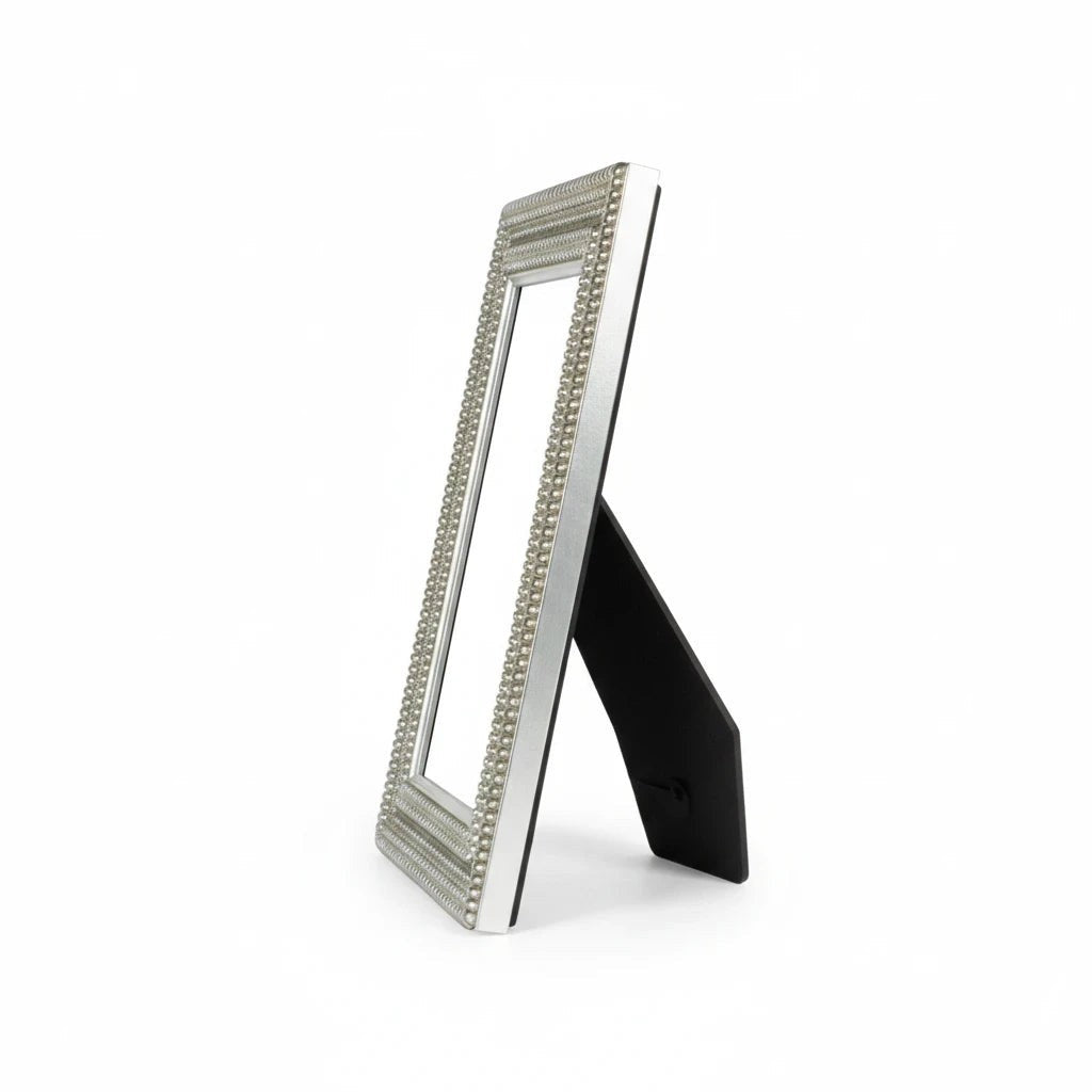 Cornice portafoto da tavolo FotoGrafica rettangolare color argento con bordo decorato a perline su sfondo bianco