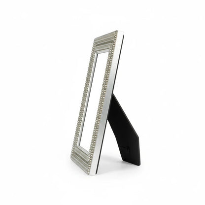 Cornice portafoto da tavolo FotoGrafica rettangolare color argento con bordo decorato a perline su sfondo bianco