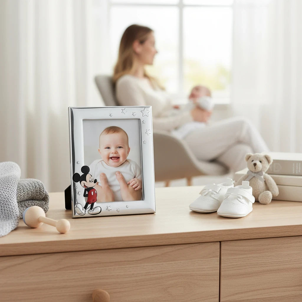 Cornice portafoto FotoGrafica in silver con decorazione di Topolino per nascita e battesimo su mobile in legno