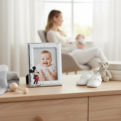 Cornice portafoto FotoGrafica in silver con decorazione di Topolino per nascita e battesimo su mobile in legno