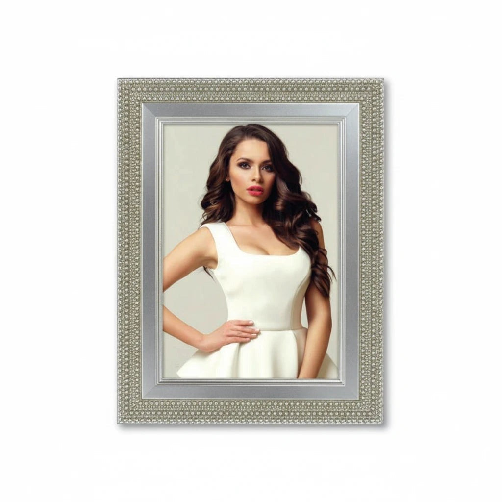 Cornice portafoto da tavolo FotoGrafica color argento con bordo decorato a perline e foto di una donna elegante