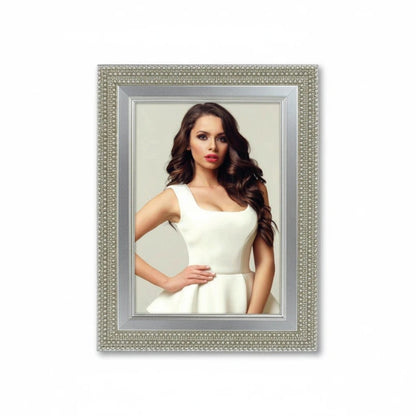 Cornice portafoto da tavolo FotoGrafica color argento con bordo decorato a perline e foto di una donna elegante